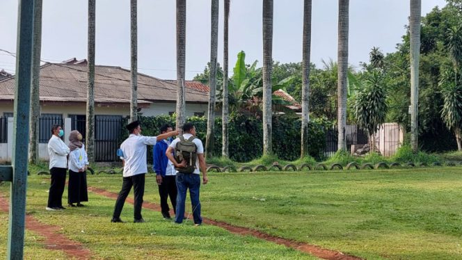 
					Disrumkim Kota Depok tengah meninjau lokasi pembangunan Pusat Olahraga dan UMKM di Lapangan Pusaka, Kelurahan Duren Seribu, Kecamatan Bojongsari. (Foto: istimewa)