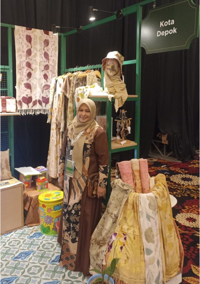 
					Sri Alderina pemilik IKM Sabira Rina Oshibana saat menunjukkan produk miliknya pada pameran PKJB Tahun 2022 di Trans Convention Center, Kota Bandung, Jawa Barat, kemarin (14/05/22). (Foto: Diskominfo).