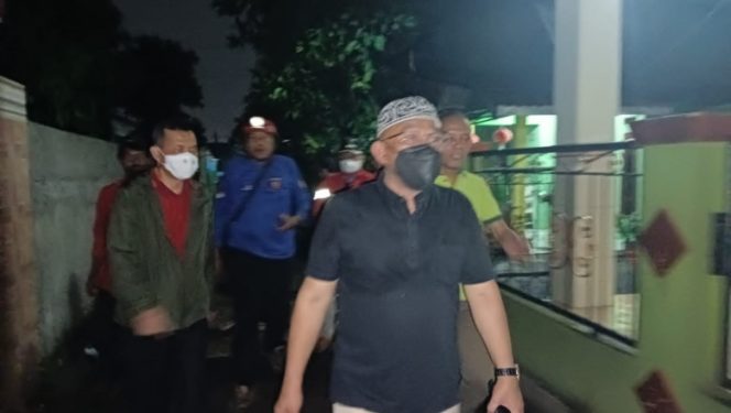 
					Wali Kota Depok, Mohammad Idris didampingi Kepala Disrumkim Kota Depok Dudi Mi'raz dan Camat Pancoran Mas, Syaiful Hidayat saat meninjau lokasi terdampak bencana angin puting beliung di RW 03 Kelurahan Rangkapan Jaya, Kecamatan Pancoran Mas, Minggu (15/05/22). (Foto: Diskominfo)