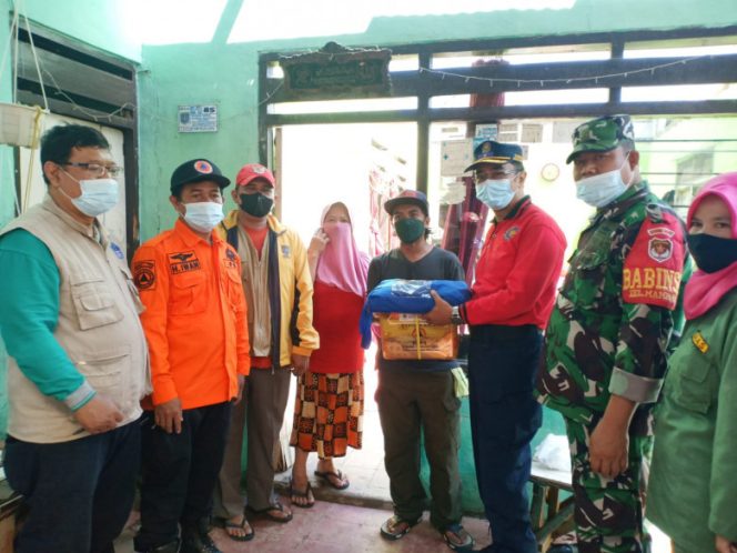 
					Kepala Dinas Damkar dan Penyelematan Kota Depok, Gandara Budiana saat menyalurkan bantuan kepada korban terdampak bencana angin puting beliung di Kelurahan Mampang, Kecamatan Pancoran Mas, kemarin (16/05/22). (Foto: JD 05/Diskominfo).