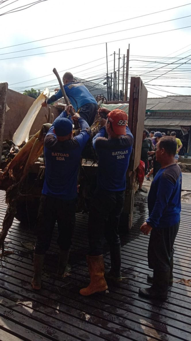 
					Satgas DPUPR melakukan penanganan banjir dengan pengangkatan sampah Kali Cabang Barat  di  Kolong Jembatan Mampang, Kecamatan Pancoran Mas, Rabu (18/05/22). (Foto: istimewa).