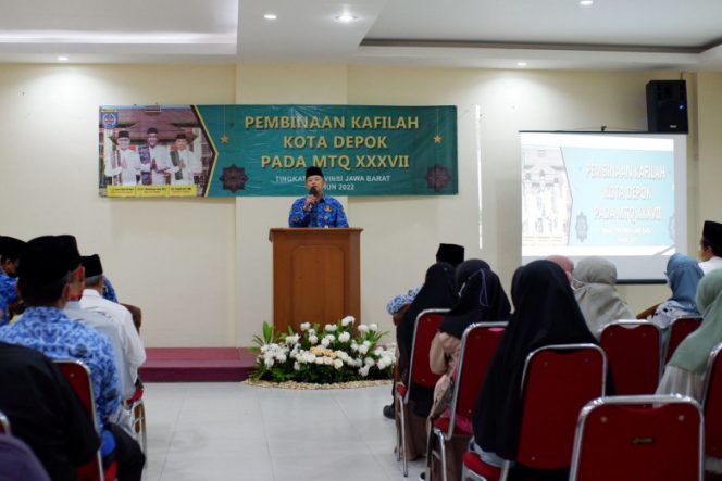 
					Ketua LPTQ Kota Depok, Sri Utomo, sekaligus Aspemkesra pada Setda Kota Depok, saat mewakili Wali Kota Depok, Mohammad Idris membuka pembinaan kafilah Kota Depok pada MTQ ke-37 tingkat Provinsi Jawa Barat tahun 2022, di Gedung Sasono Mulyo, Kecamatan Cilodong, Selasa (17/05/22). (Foto: istimewa).