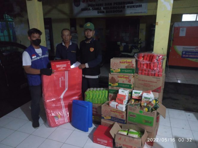 
					Pemberian logisitik oleh Tagana Depok untuk korban bencana puting beliung di Kantor Kelurahan Rangkapan Jaya. (Foto: istimewa).