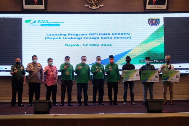 
					Wakil Wali Kota Depok, Imam Budi Hartono didampingi Kepala Disnaker Kota Depok, Mohamad Thamrin menyerahkan secara simbolis kartu BPJS Ketenagakerjaan kepada pekerja atau buruh informal penerima manfaat program De'linna Kerren, Kamis (12/05/22). (Foto : JD01/Diskominfo).