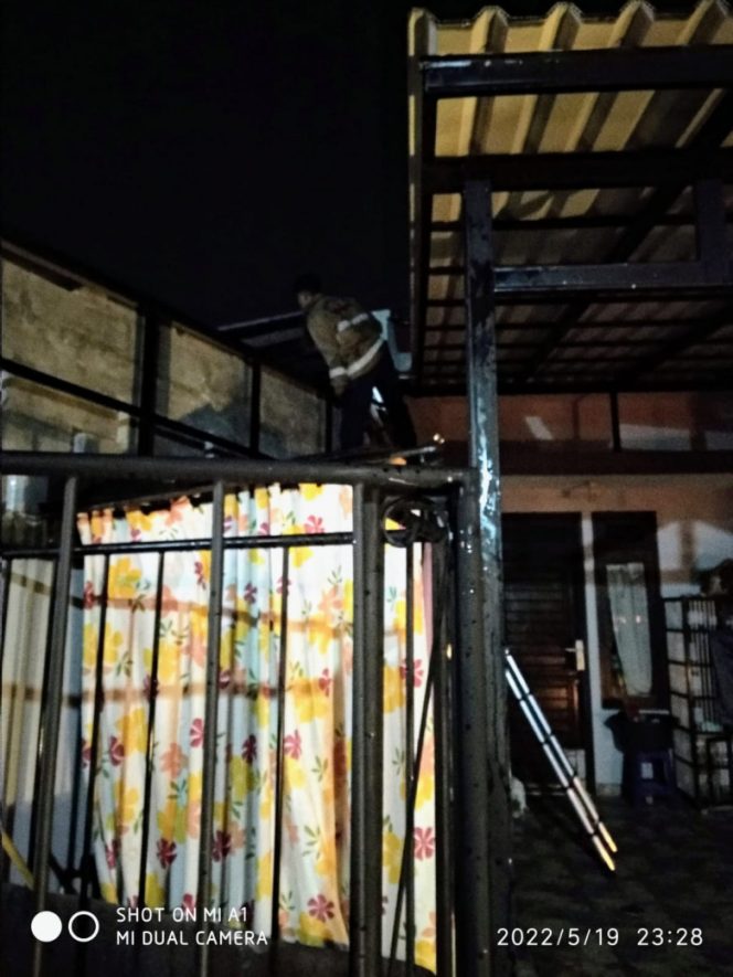 
					Petugas Damkar Depok saat memadamkan api yang membakar sebuah atap rumah milik warga di Kelurahan Cisalak Pasar. (Foto : istimewa).