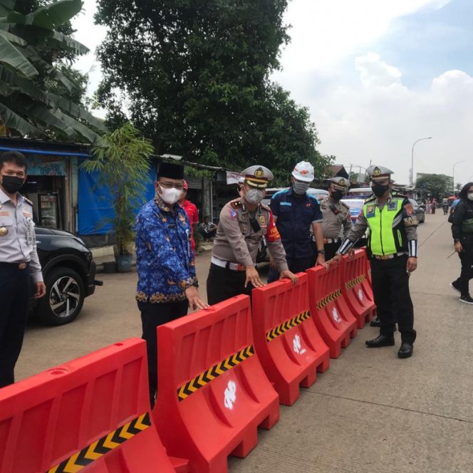 
					Dishub Depok bersama Polres Metro Depok memasang pembatas jalan di Jalan Sejajar Rel pada Rabu (17/05/22). (Foto: JD03/Diskominfo)