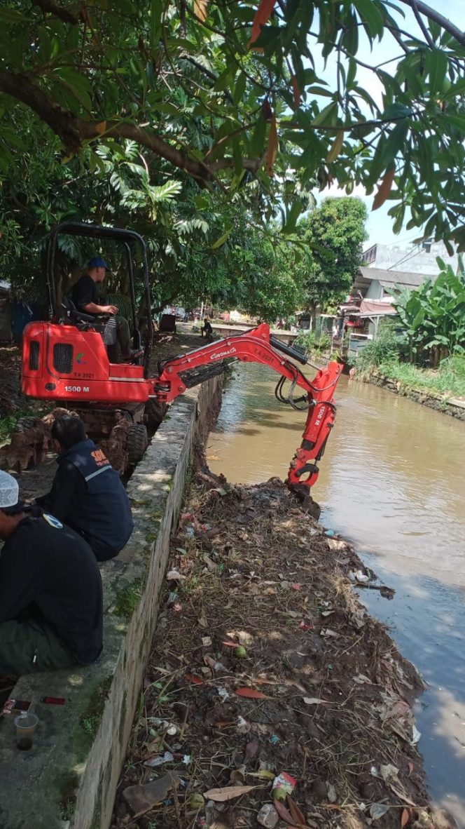 
					Satgas DPUPR Kota Depok melakukan normalisasi KCB Jembatan Serong, Kecamatan Cipayung, kemarin (23/05/22). (Foto: istimewa)