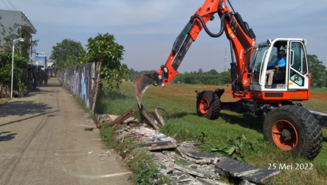 
					Satgas DPUPR Kota Depok saat membantu menertibkan bangunan liar yang ada di sepanjang Jalan Raya Cimanggis-Bogor, Rabu (25/05/22). (Foto: istimewa)