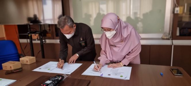 
					Kepala Dinkes Kota Depok Mary Liziawati (kanan) bersama Ketua Pengadilan Agama Kota Depok Habib Rasyidi Daulay (kiri) saat melakukan penandatanganan kerjaaama. (Foto: Istimewa)