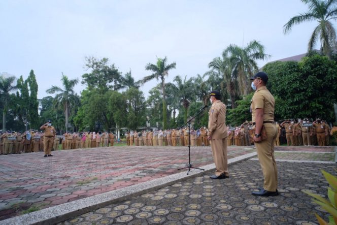 
					Asisten Pemerintahan dan Kesejahteraan Rakyat (Aspemkesrak) pada Sekretariat Daerah Kota Depok, Sri Utomo saat menjadi pembina apel, di lapangan upacara Balai Kota, Senin (30/05/22). (Foto: Diskominfo)