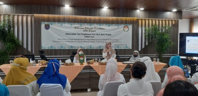 
					Ketua DWP Kota Depok, Siti Barkah saat memberikan sambutan dalam kegiatan pembinaan rutin yang dirangkai dengan halalbihalal di Alun-alun Kota Depok, Senin (30/05/22). (Foto: JD 08/Diskominfo)