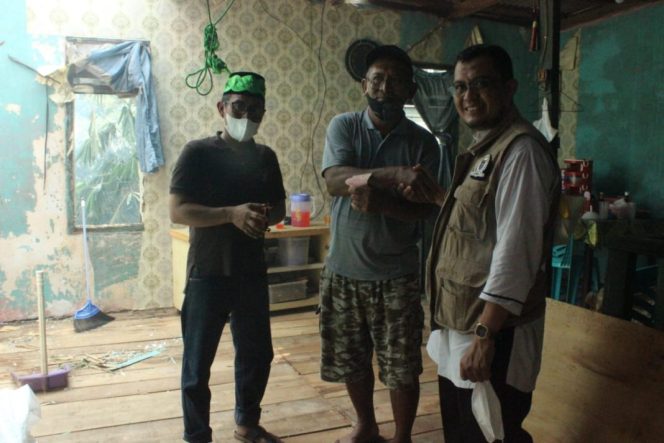 
					Puluhan Rumah Warga di Keluraham Mampang Rusak Akibat Hujan Angin, Anggota DPRD Depok FPKS Imam Musanto Berikan Uang Tunai