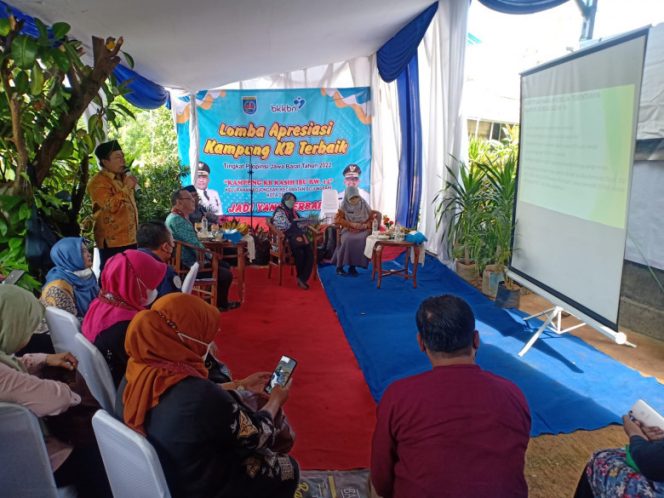 
					Kampung KB Kasih Ibu RW 14, Kelurahan Bojongsari, Kecamatan Bojongsari dinilai Tim juri Lomba Apresiasi Kampung KB tingkat Provinsi Jabar tahun 2022, Selasa (31/05/22). (Foto: JD 05/Diskominfo)