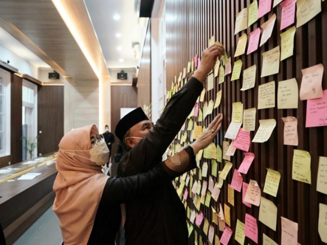 
					Wali Kota Depok, Mohammad Idris bersama Ketua TP-PKK Kota Depok, Elly Farida saat menempelkan kertas kecil berisi ungkapan belasungkawa di salah satu sudut di Gedung Pakuan, Bandung, Selasa (07/06/22). (Foto: istimewa)