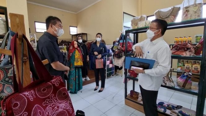 
					Ketua Komisi III DPRD Kabupaten Bangka Barat, Syaiful Fakah (kiri) bersama rombongan tengah mengunjungi Gedung Dekranasda Kota Depok, di dampingi juga oleh Kepala Diskominfo Kota Depok Manto (kanan), Rabu (08/06/22). (Foto: Diskominfo)