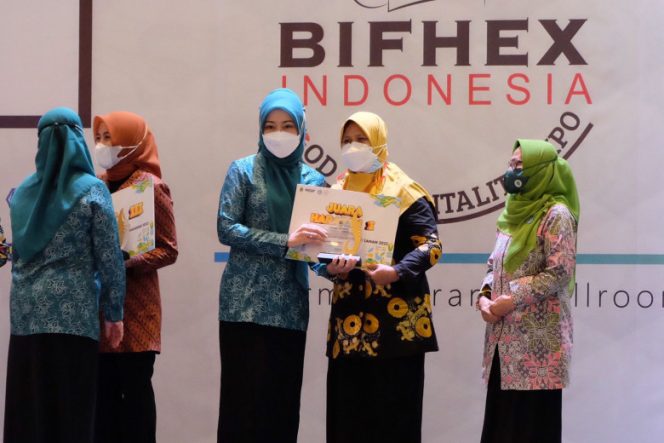 
					Ketua TP-PKK Provinsi Jawa Barat, Atalia Praratya saat menyerahkan piagam penghargaan juara harapan satu kepada TP-PKK Kota Depok di Sudirman Grand Ballroom, Bandung, Rabu (08/06/22). (Foto: istimewa).