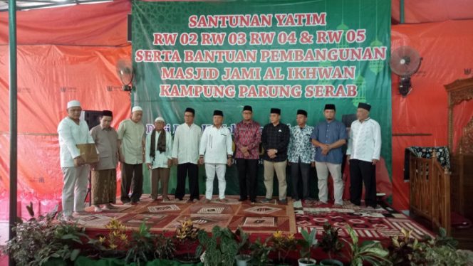 
					Wakil Wali Kota Depok, Imam Budi Hartono didampingi Camat Sukmajaya, Ferry Birowo dan Haji Yahman Setiawan serta tokoh agama dan masyarakat pada kegiatan di Santunan Yatim dan Penyerahan Sumbangan Renovasi Masjid Al-Ikhwan, Kelurahan Tirtajaya. Sabtu (11/06/22). (Foto : Diskominfo)