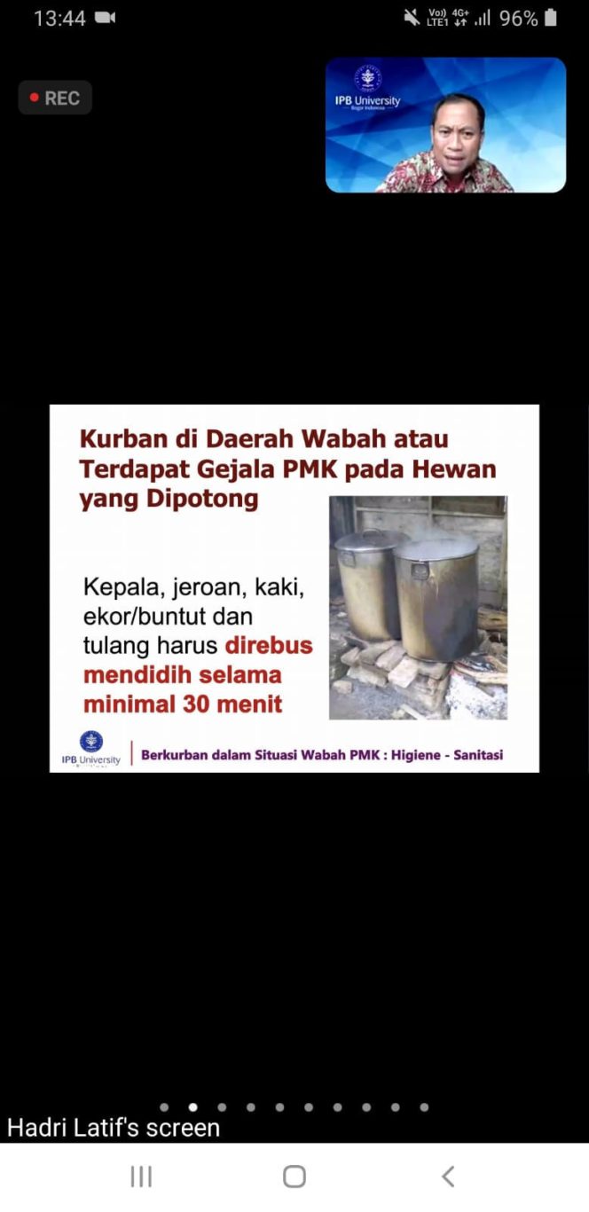 
					Dosen Departemen Ilmu Penyakit Hewan dan Kesmavet SKHB IPB University, Hadri Latif, saat menjelaskan penyelenggaraan kurban dalam situasi PMK melalui Webinar yang digelar Dinas Ketahanan Pangan Pertanian dan Perikanan (DKP3) Kota Depok, kemarin (12/06/22). (Foto: tangkapan layar).