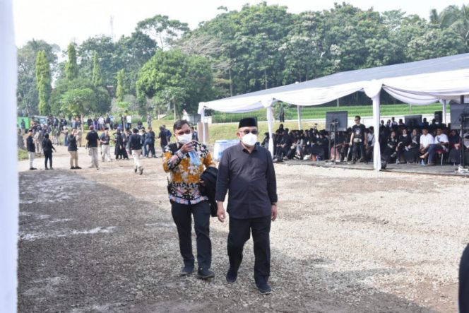 
					Wali Kota Depok, Mohammad Idris menghadiri prosesi pemakaman putra sulung Gubernur Jawa Barat (Jabar) Ridwan Kamil, almarhum Emmeril Kahn Mumtadz atau Eril. Pemakaman dilakukan di Yayasan Islamic Center Baitulridwan,  Kecamatan Cimaung, Kabupaten Bandung, Senin (13/06/2022). (Foto : Istimewa)