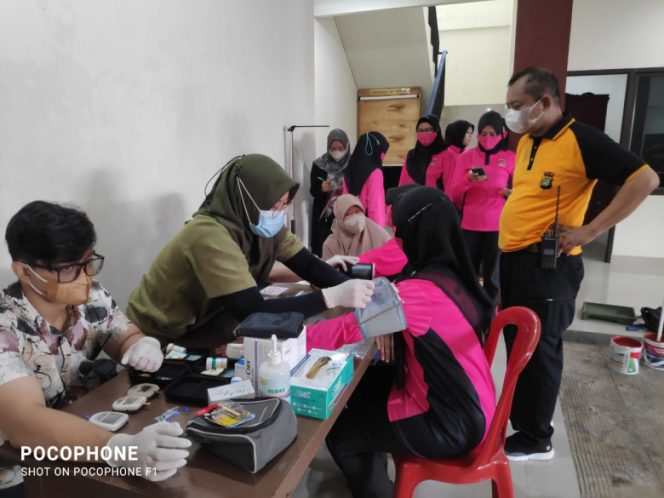 
					Kapolsek Pancoran Mas, Kompol Triharijadi bersama Kepala UPTD Puskesmas Mampang, Winarni Naweng Triwulandari mengecek pelaksanaan skrining kesehatan di Mapolsek Pancoran Mas, belum lama ini. (Foto: istimewa).