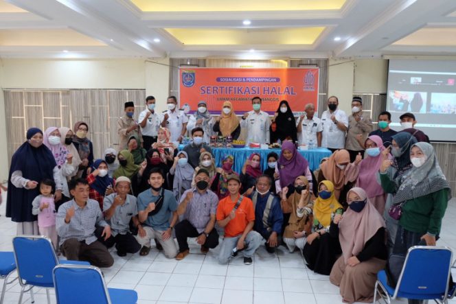 
					Kegiatan sosialisasi dan pendampingan sertifikasi halal yang digelar UCC di aula kantor Kecamatan Cimanggis, Rabu (15/06/22). (Foto : JD01/Diskominfo).