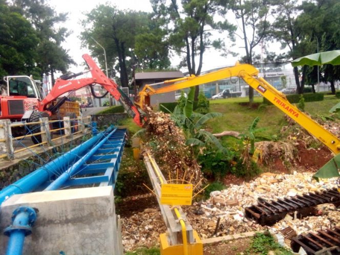 
					Dua alat berat milik DPUPR Kota Depok sedang melakukan pengangkatan sampah di Kali Baru, Kelurahan Tugu, Kecamatan Cimanggis (depan PT. YKK), Jumat (17/06/22). (Foto: istimewa).