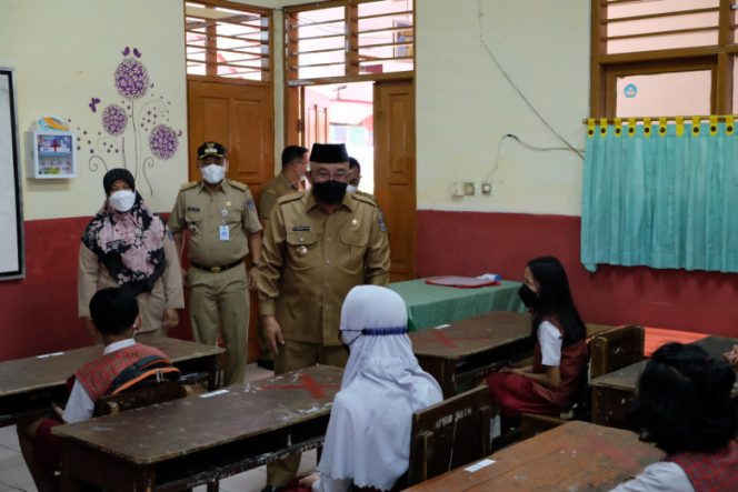 
					Wali Kota Depok, Mohammad Idris saat meninjau pelaksanaan Pembelajaran Tatap Muka (PTM) di salah satu SD Negeri, belum lama ini. (Foto: Diskominfo)