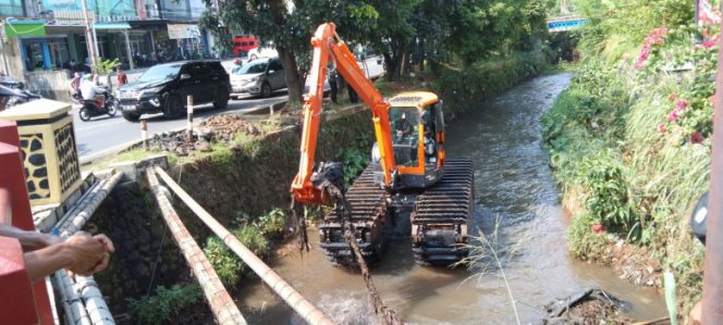 
					Satgas DPUPR Kota Depok melakukan normalisasi Kali Krukut di Kelurahan Pancoran Mas, Kecamatan Pancoran Mas, Jumat (24/06/22). (Foto: istimewa)