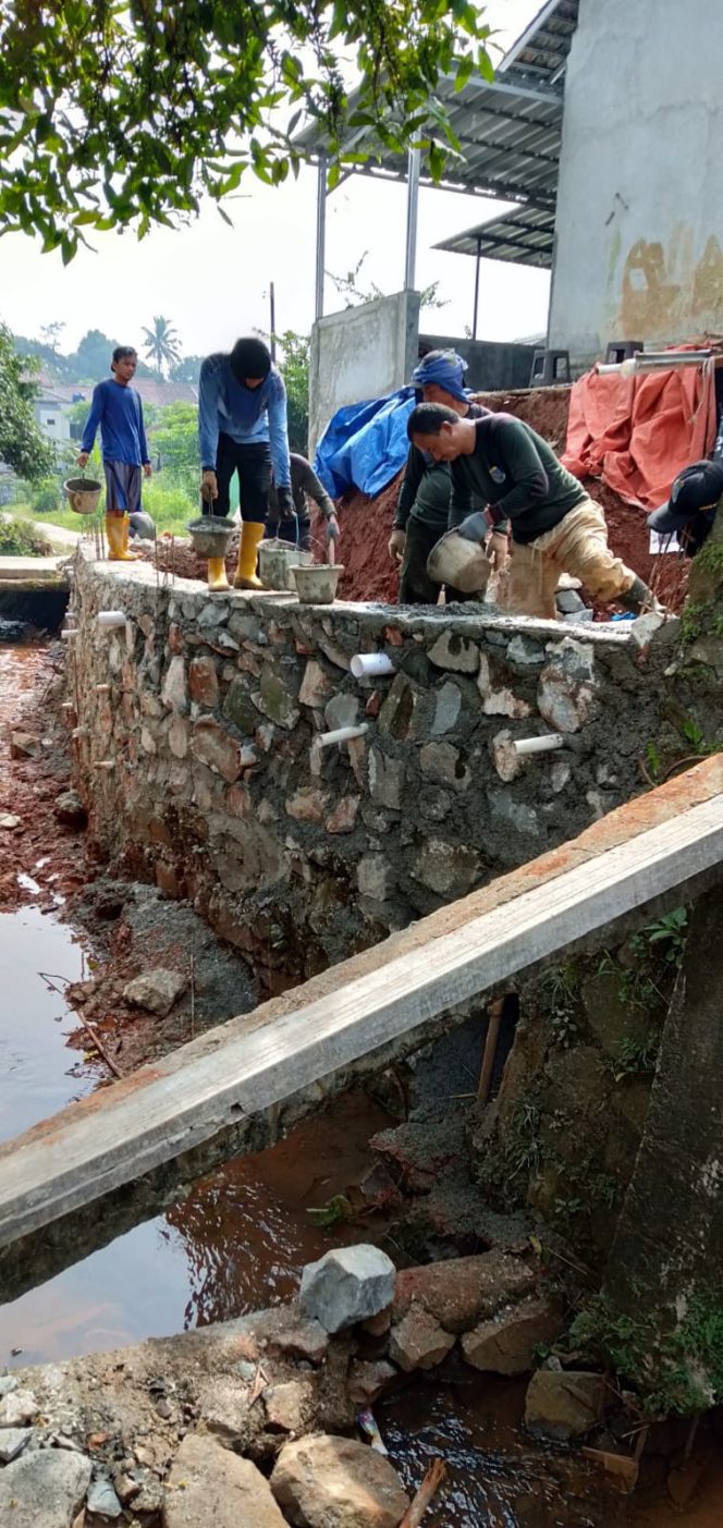
					Satgas DPUPR Kota Depok saat memperbaiki turap yang longsor di Perumahan Koperasi Pasir Putih, Kecamatan Sawangan. (Foto: istimewa).