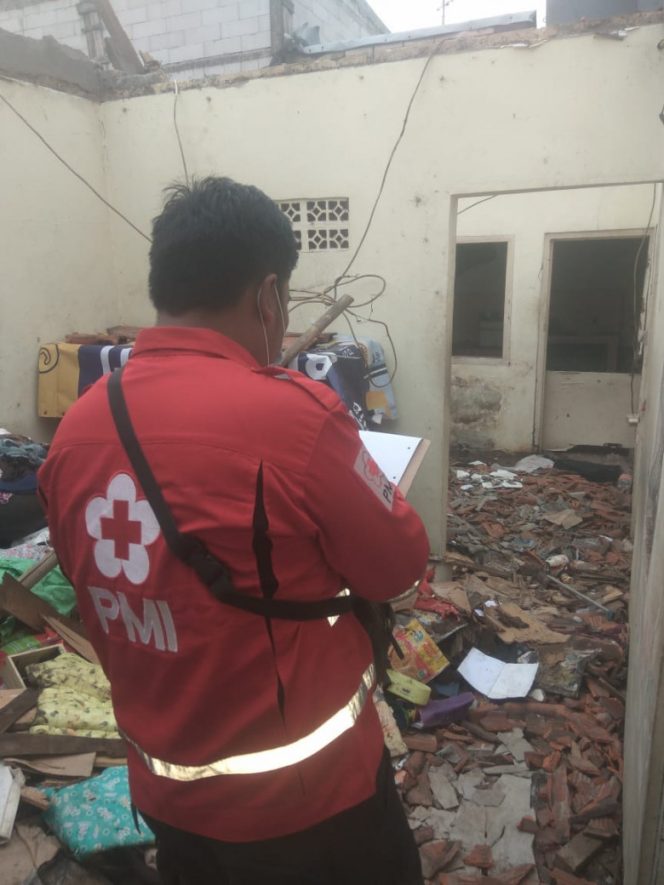 
					Petugas PMI Kota Depok tengah melakukan asesmen rumah rusak di Jalan Kramat Jaya 3, RT 06 RW 12 Kelurahan Beji, Kecamatan Beji, kemarin (28/06/22). (Foto: istimewa)