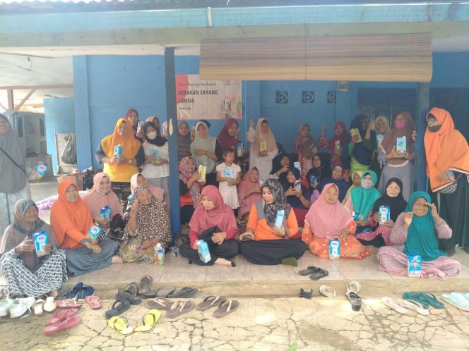 
					<em>Warga Lansia Cimpaeun Apresiasi dan Bersimpati Dengan Layanan Sosial Dari RKI PKS Kecamatan Tapos</em>