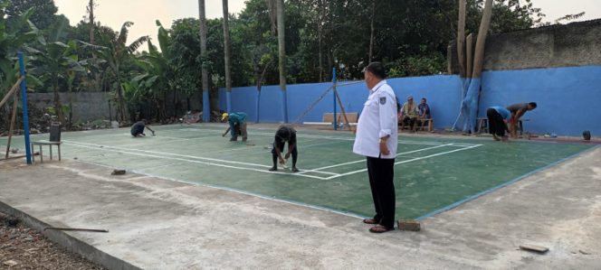 
					Lurah Kedaung, Madsuki ketika sedang memantau pekerjaan pembuatan lapangan di Jalan Ketapang. (Foto : istimewa).