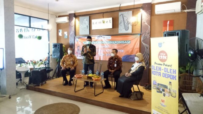 
					Wakil Wali Kota Depok, Imam Budi Hartono bersama Anggota Komisi C DPRD Kota Depok dari Fraksi PKS, Sri Utami, Asisten Ekonomi san Pembangunan, Sekretariat Daerah, Sidik Mulyono dan Kepala Dinas Koperasi dan Usaha Mikro (DKUM), Dede Hidayat mensosialisasikan program 5.000 Pengusaha Baru dan 1.000 Perempuan Pengusaha di Kecamatan Cimanggis, Kamis (30/06/22). (Foto : Diskominfo)