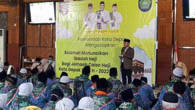 
					Kepala Kemenag Kota Depok, Asnawi saat memberikan sambutan pada acara pemberangkatan jemaah Calhaj  gelombang terakhir di Masjid Balai Kota Depok, Kamis (30/06/22) malam. (Foto: Diskominfo)