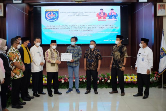 
					Sekretaris Daerah Kota Depok, Supian Suri menyerahkan secara simbolis kepada salah satu ahli waris pembayaran pengadaan lahan untuk Posyandu, di Aula Teratai, Balai Kota, Jumat (08/07/22). (Foto: JD 01/Diskominfo).
