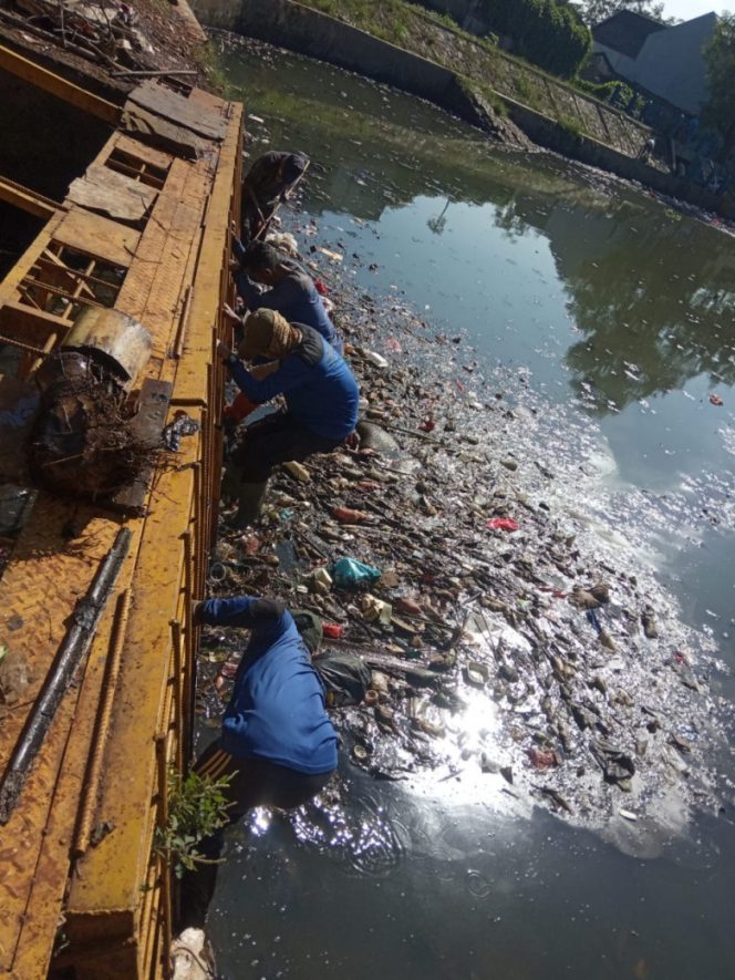 
					Satgas DPUPR Kota Depok melakukan normalisasi Situ Pengarengan, Kecamatan Sukmajaya, Jumat (08/07/22). (Foto: istimewa).