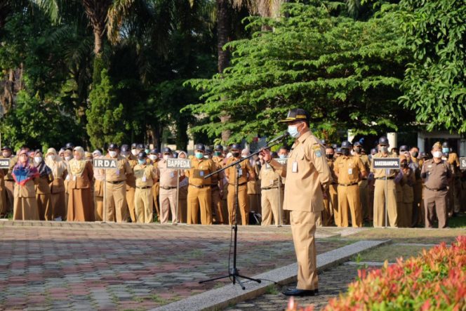 
					Asisten Pemerintahan dan Kesehjateraan Rakyat (Aspemkesra) pada Sekretariat Daerah (Setda) Kota Depok, Sri Utomo saat menjadi pembina apel pagi di lapangan Balai Kota Depok, Senin (11/07/22). (Foto: Diskominfo)