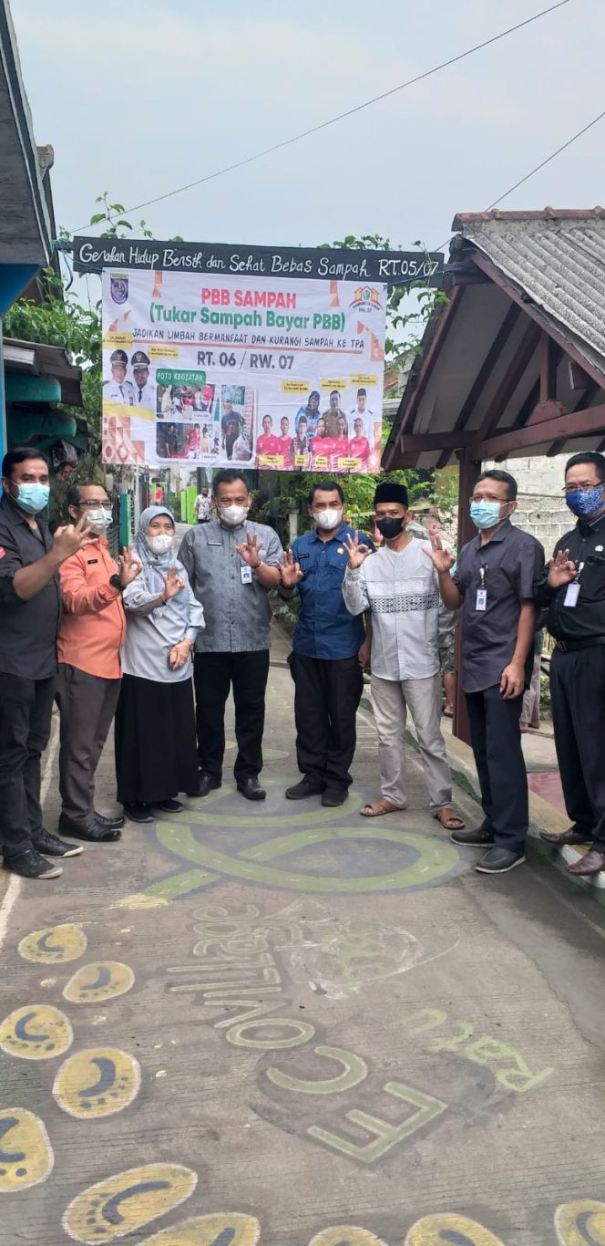 
					Peluncuran Bank Sampah PBB di RT 06/RW 07 Kampung Rawageni Kelurahan Ratujaya Kecamatan Cipayung, kemarin (12/07/22). (Foto: istimewa).