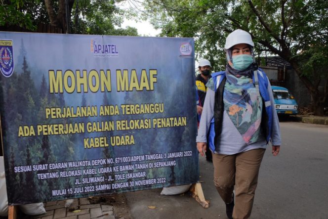 
					Kepala DPUPR Kota Depok, Citra Indah Yulianty meninjau penggalian relokasi kabel udara di Simpangan Depok Jalan Tole Iskandar, Jumat (15/07/22). (Foto: JD 01/Diskominfo)