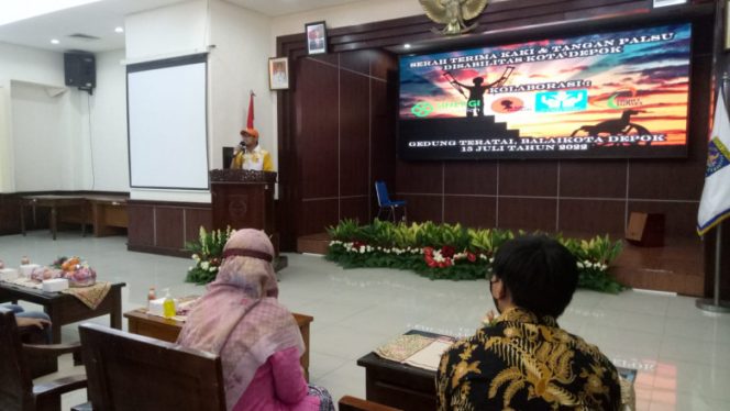 
					Wakil Wali Kota Depok, Imam Budi Hartono memberikan sambutan pada acara penyerahan alat bantu disabilitas kolaborasi dengan Yayasan Harapan Karya Muda Indonesia di aula Teratai, Balai Kota Depok, Jumat (15/07/22). (Foto : Diskominfo)