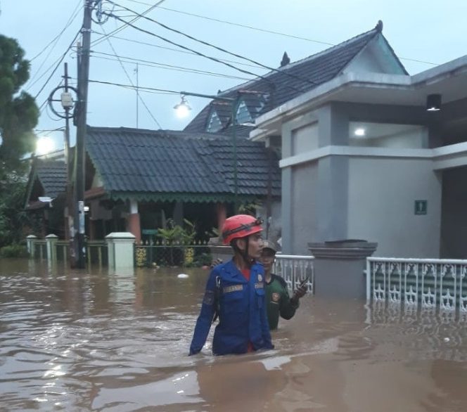 
					Personel Damkar Depok saat akan melakukan evakuasi warga di  Jalan Masjid Ar Rahman RT 02 RW 08 Kelurahan Sawangan Baru, Sabtu (16/07/22). (Foto : istimewa).