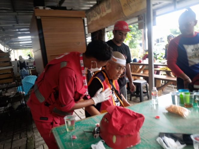 
					Relawan PMI Kota Depok memberikan pertolongan pertama pada korban banjir Perumahan BSI Kelurahan Duren Mekar, Kecamatan Bojongsari, Sabtu (16/07/22). (Foto: istimewa)