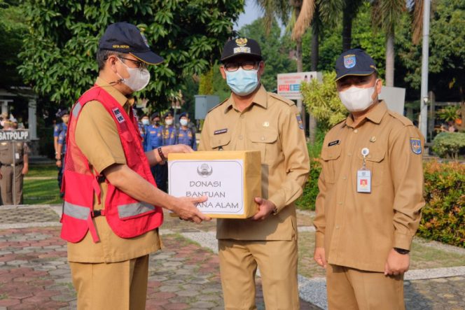 
					Wakil Wali Kota Depok, Imam Budi Hartono (tengah) didampingi Sekretaris Daerah sekaligus Ketua KORPRI Kota Depok, Supian Suri (kanan) menyerahkan donasi bantuan bencana alam kepada Ketua PMI Kota Depok, Dudi Mi'raz, saat apel pagi di Lapangan Balai Kota, Senin (18/07/22). (Foto: JD 04/Diskominfo).