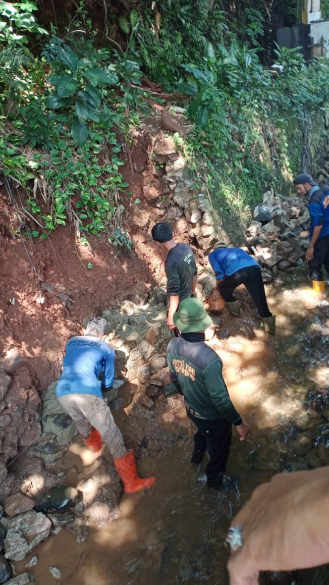 
					Satgas DPUPR Kota Depok melakukan penanganan longsor di Perumahan Mekar Perdana, Kelurahan Abadijaya, Kecamatan Sukmajaya, Senin (18/07/22). (Foto: istimewa).