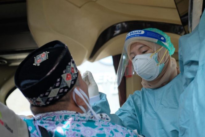 
					Petugas dari Dinkes melakukan Swab Antigen kepada jemaah haji asal Kota Depok di Balai Kota Depok, Kamis (21/07/22). (Foto: Diskominfo).