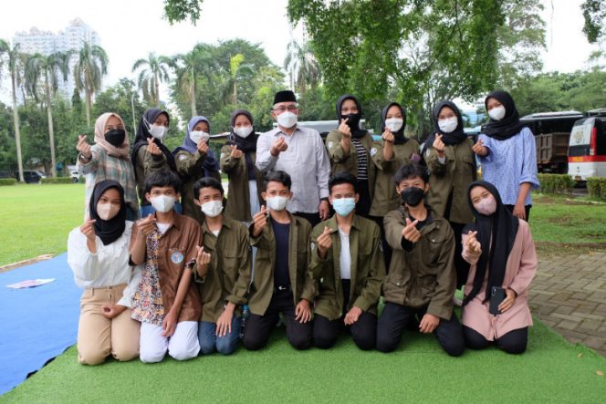 
					Wali Kota Depok, Mohammad Idris saat berfoto bersama pengurus Forum Anak Kota Depok di Lapangan Balai Kota, beberapa waktu lalu. (Foto: JD 01/Diskominfo).