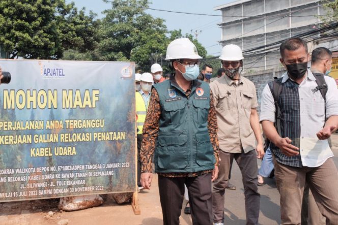 
					Wakil Wali Kota Depok, Imam Budi Hartono saat meninjau pengerjaan relokasi kabel udara di Jalan Tole Iskandar, belum lama ini. (Foto: Diskominfo).