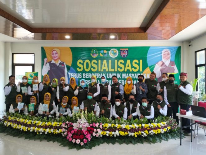 
					Pendiri Jabar Bergerak, Atalia Praratya Ridwan Kamil, bersama Sekretaris Daerah Kota Depok, Supian Suri dan seluruh pengurus Jabar Bergerak Kota Depok saat berfoto bersama di Gedung Pramuka, Kelurahan Jatimulya, Kecamatan Cilodong, Selasa (26/07/22). (Foto: JD 05/Diskominfo)