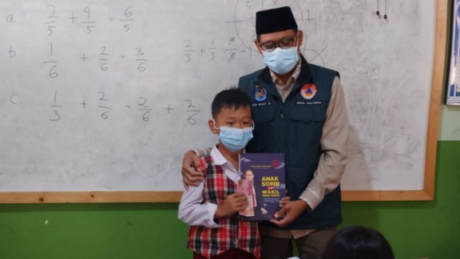 
					Wakil Wali Kota Depok, Imam Budi Hartono menyerahkan buku karangannya yang berjudul Anak Sopir Jadi Wakil Wali Kota kepada siswa SDN Cipayung 1, Selasa (26/07/22). (Foto : Istimewa)