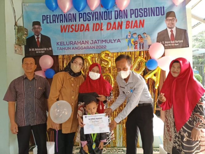 
					Lurah Jatimulya, Aripudin memberikan sertifikat dan medali kepada balita yang mengikuti Wisuda Imunisasi Dasar Lengkap (IDL) di Kantor Kelurahan Jatimulya, Kecamatan Cilodong, belum lama ini. (Foto: istimewa).